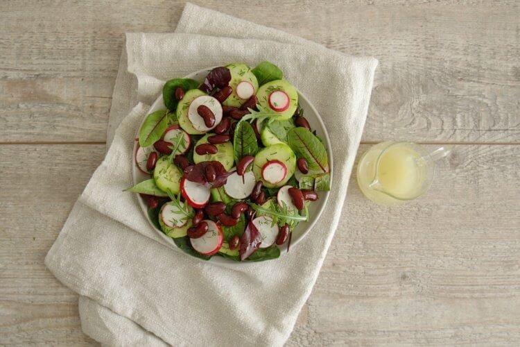 Салат с редиской и красной фасолью