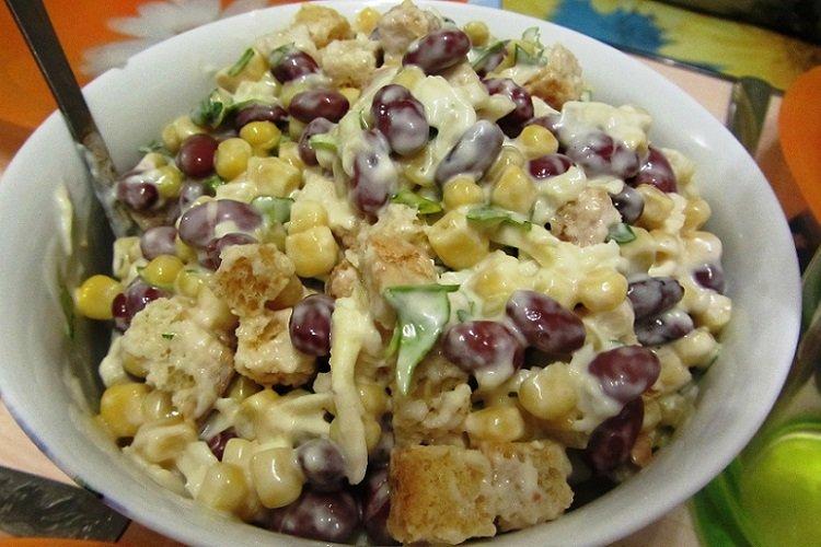 Салат из красной фасоли, кукурузы и сухариков