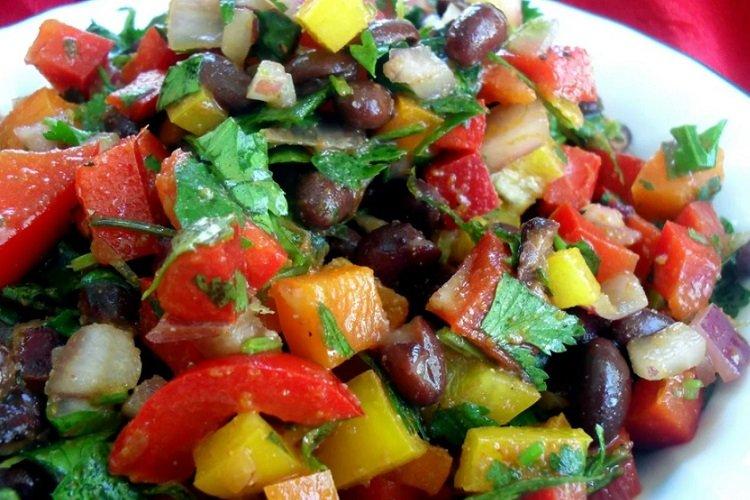 Салат из красной фасоли, помидоров и сладкого перца