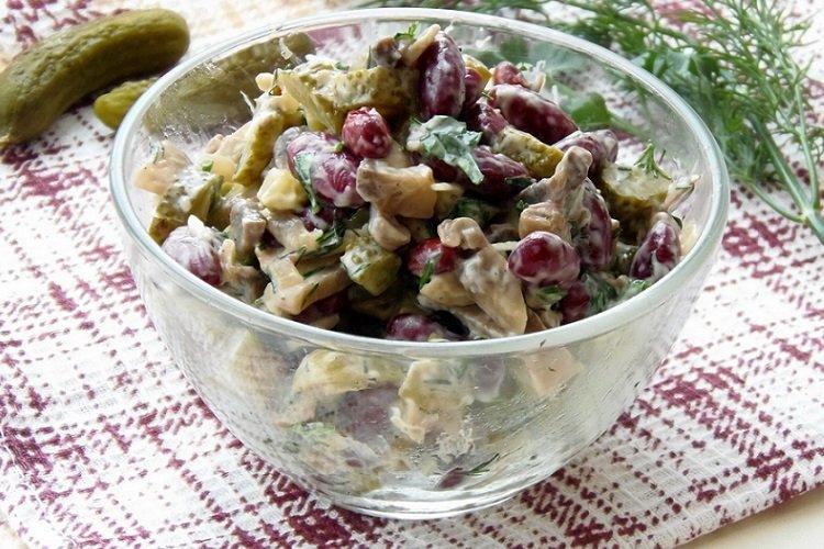 Салат с красной фасолью и солеными огурцами