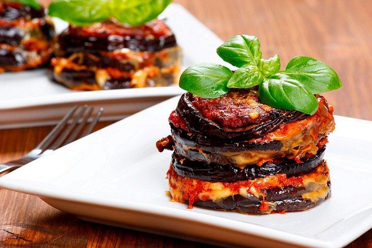 Баклажаны с беконом в духовке