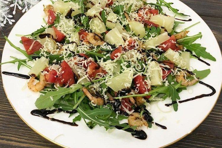 Салат из рукколы, ананасов и креветок