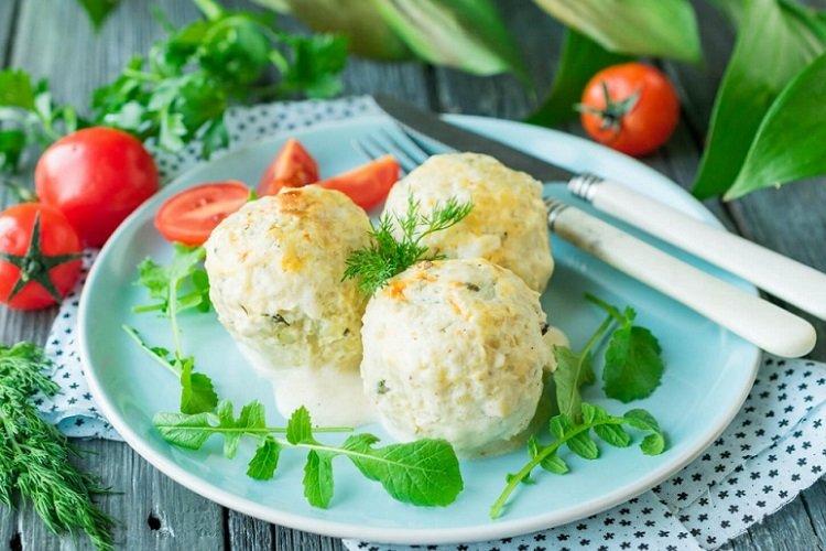 Тефтели с морковью, луком и сметаной