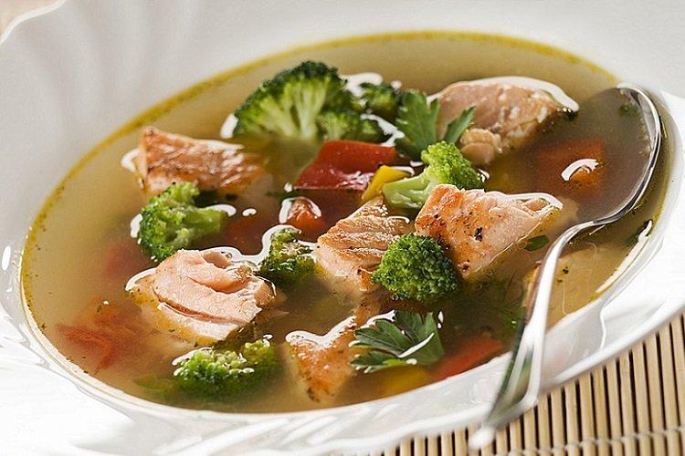 Уха из семги с овощами