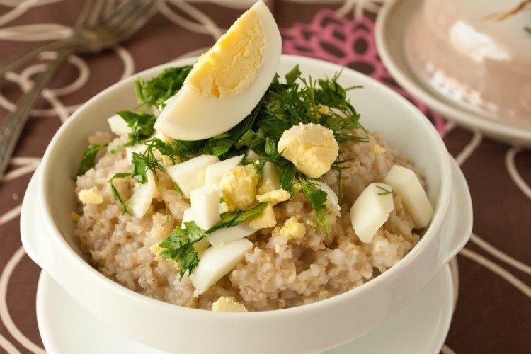 Ячневая каша с яйцом