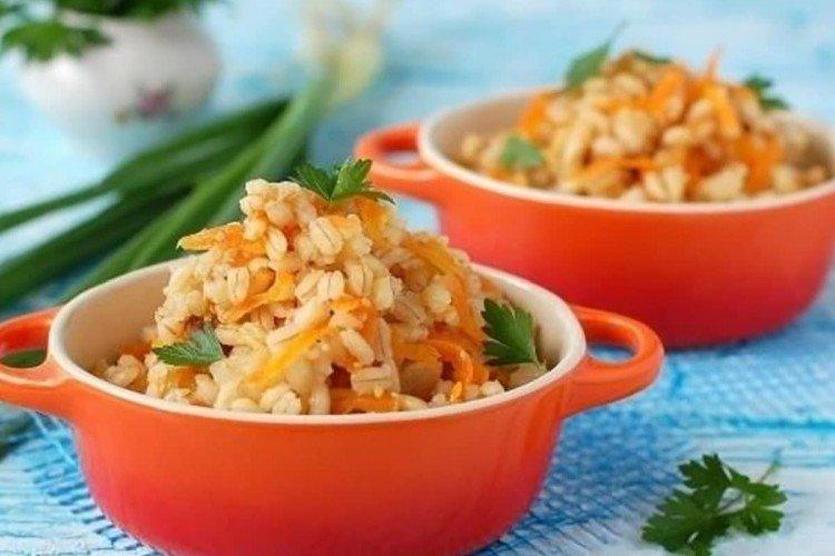 Каша с перловкой, луком и морковью