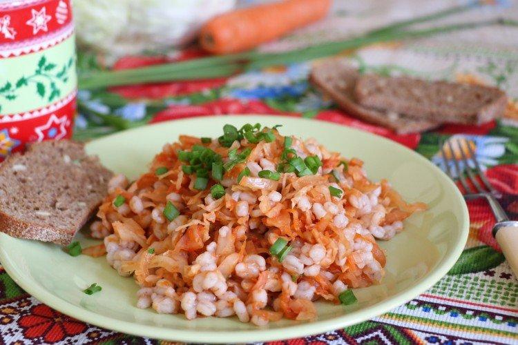 Каша с перловкой, ветчиной и капустой