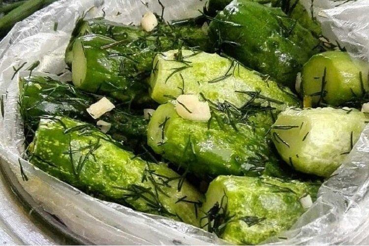 Битые малосольные огурцы в пакете