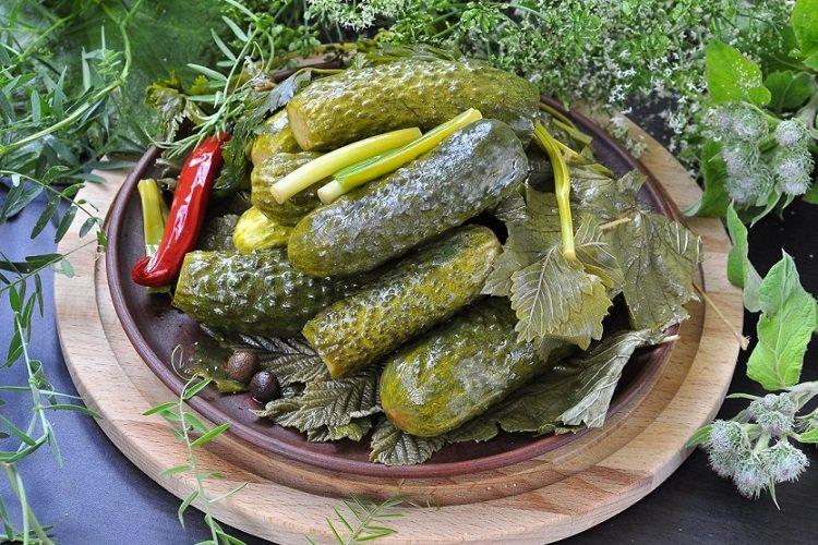 Малосольные огурцы с ароматными листьями в пакете