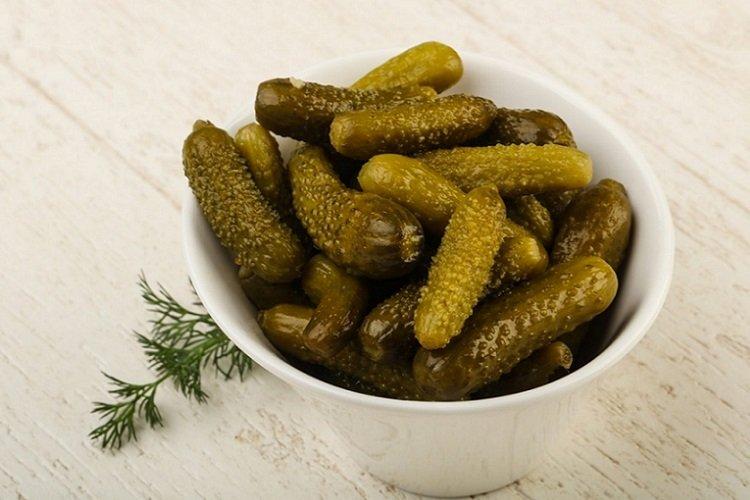 Малосольные корнишоны в пакете