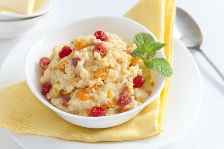 Молочная пшенная каша с тыквой и вялеными вишнями