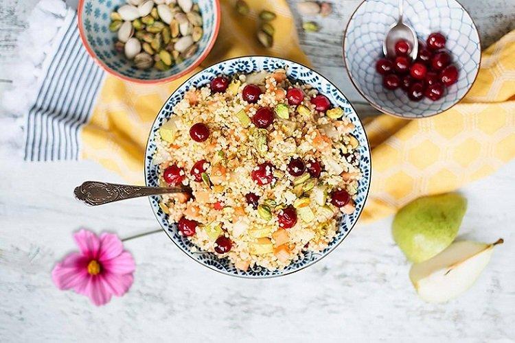 Молочная пшенная каша с орехами, ягодами и фруктами