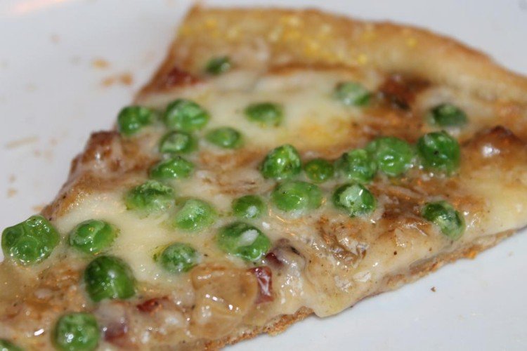 Начинка для пиццы с колбасой, грибами и зеленым горошком