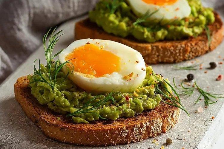 Брускетта с авокадо и яйцом