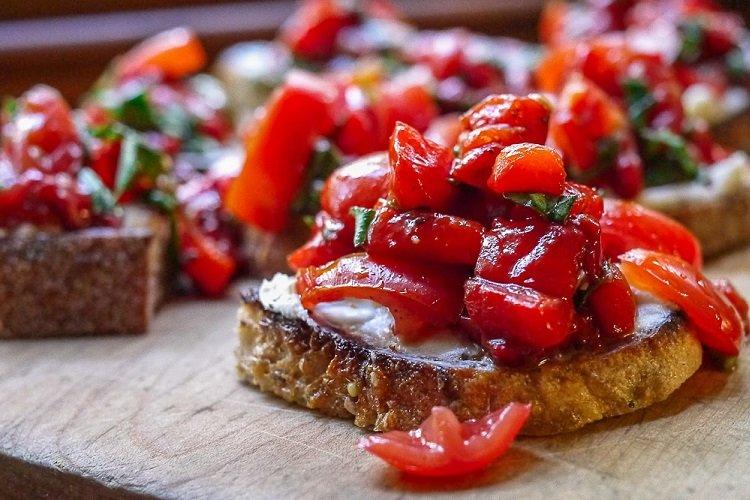 Брускетта с творожным сыром и запеченным перцем