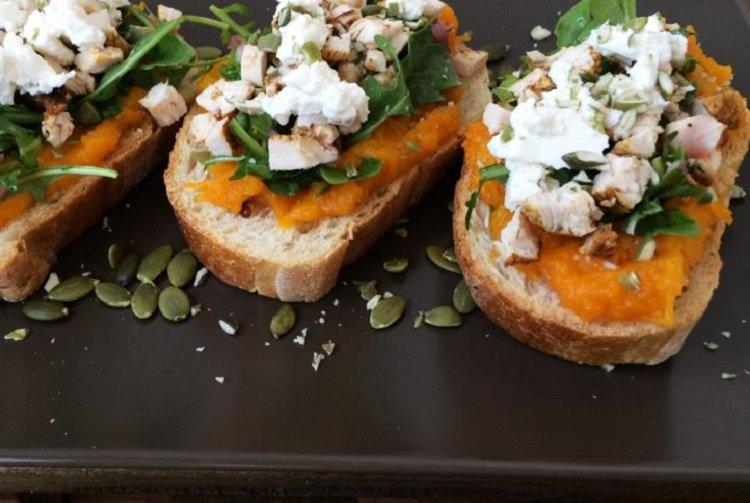 Брускетта с индейкой и тыквенным пюре