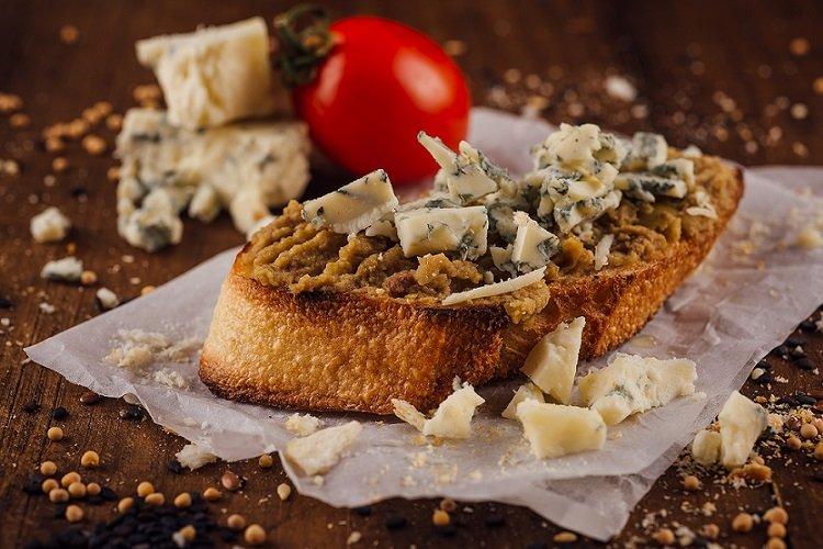 Брускетта с оливками и сыром с плесенью