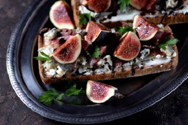 Брускетта с инжиром и хамоном