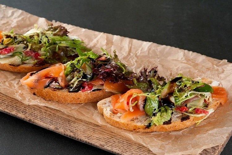 Брускетта с семгой