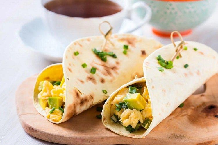 Буррито с авокадо и яичницей