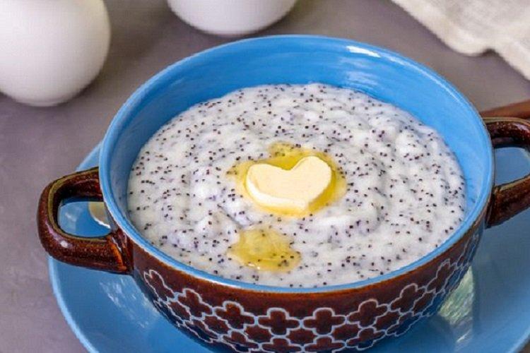 Манная каша с маком на молоке