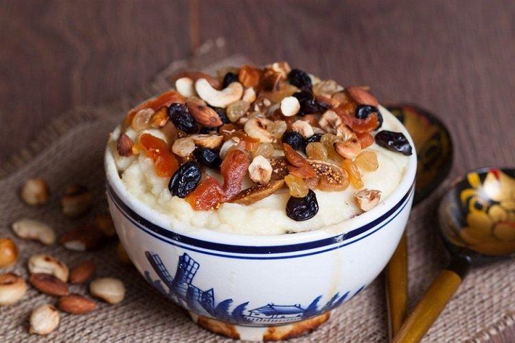 Гурьевская манная каша на молоке и сливках