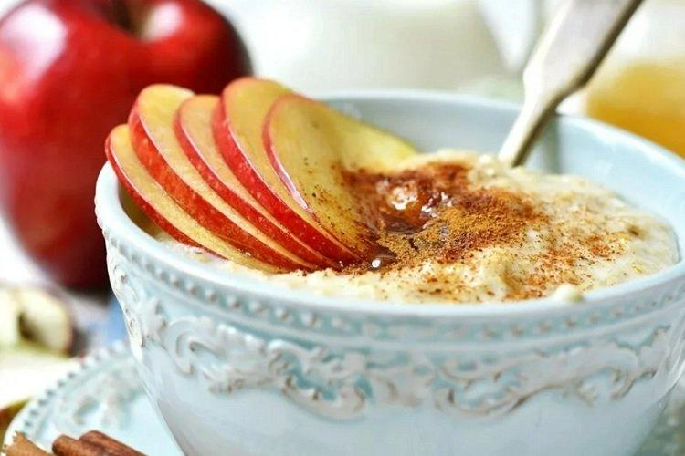 Запеченная манная каша на молоке с яблоком и корицей