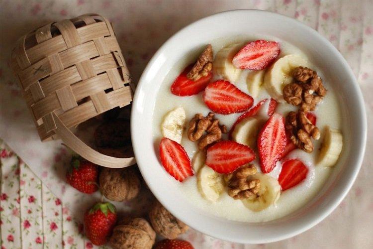 Молочная манная каша с орехами, клубникой и бананами