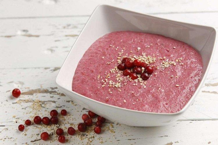 Манная каша с клюквой на молоке