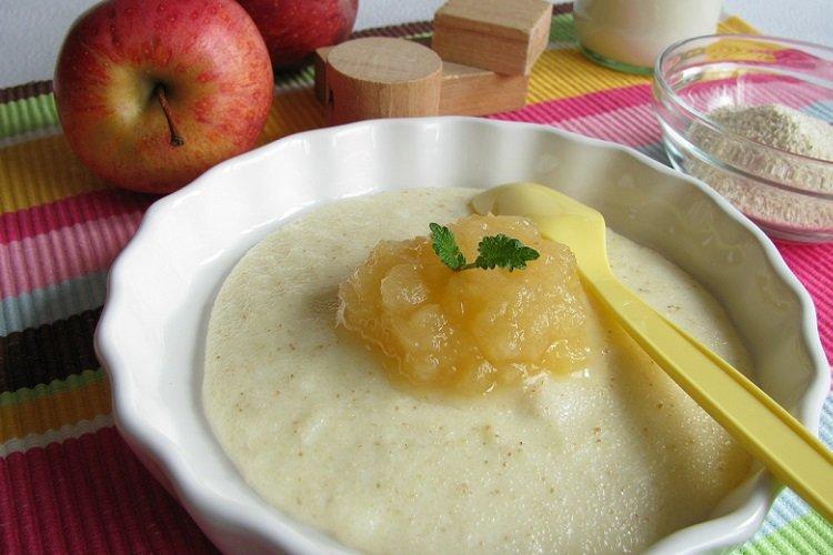 Взбитая манная каша с молоком и яблочным пюре