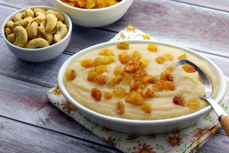 Молочная манная каша с изюмом