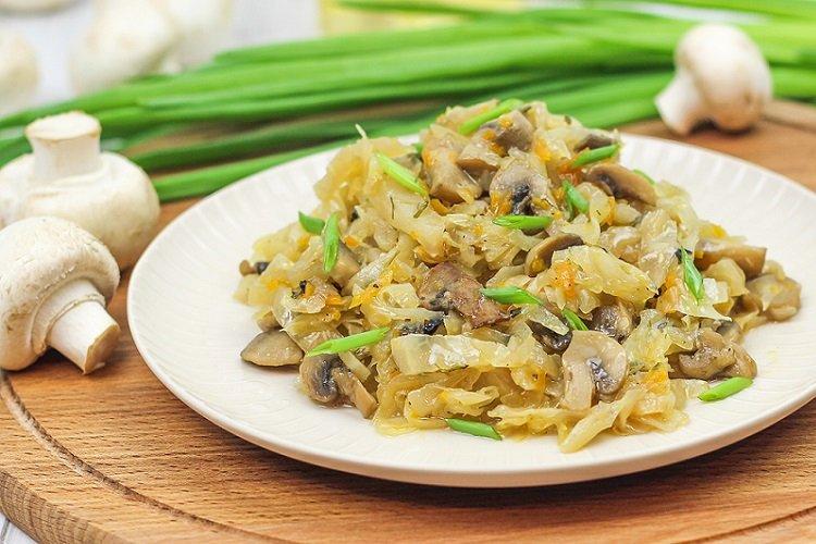 Капуста, тушенная с грибами в сметане