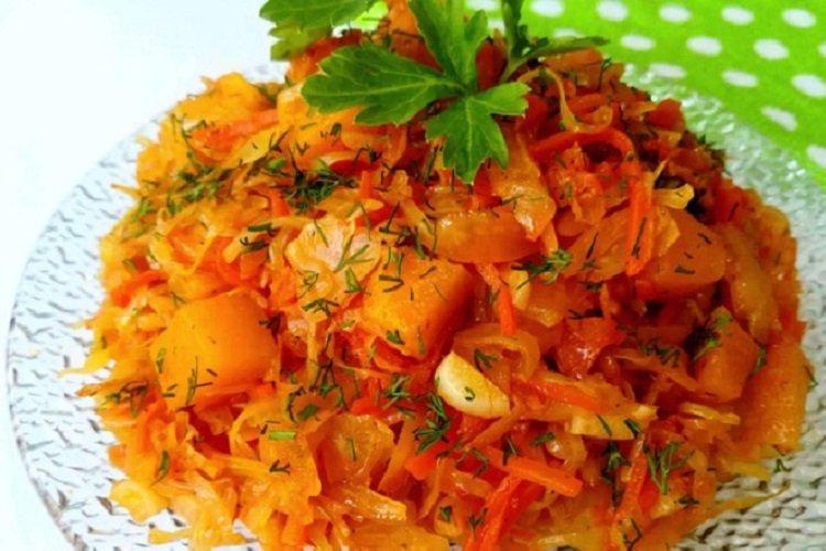Тушеная капуста с тыквой