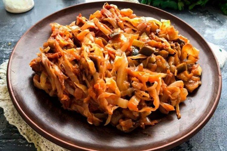 Капуста, тушенная с баклажанами