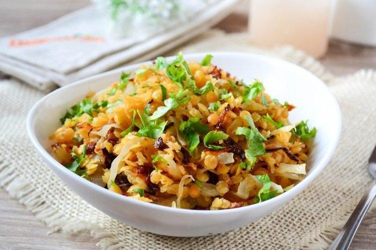 Тушеная капуста с чечевицей