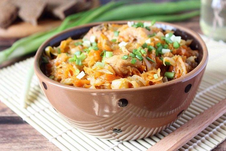 Тушеная капуста с курицей