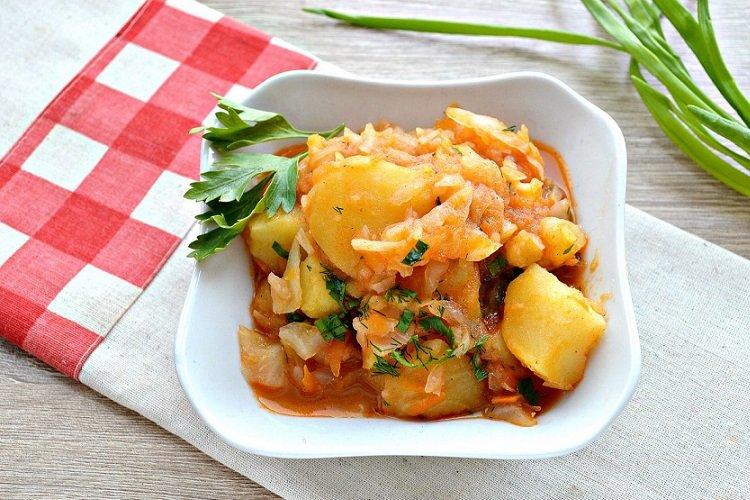 Тушеная капуста с картошкой