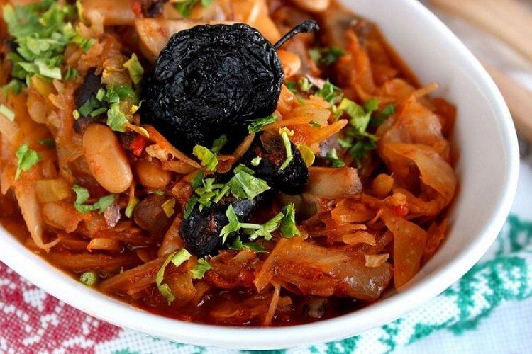 Капуста, тушенная с черносливом в духовке