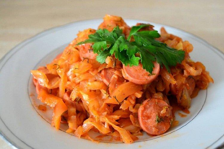Тушеная капуста с сосисками