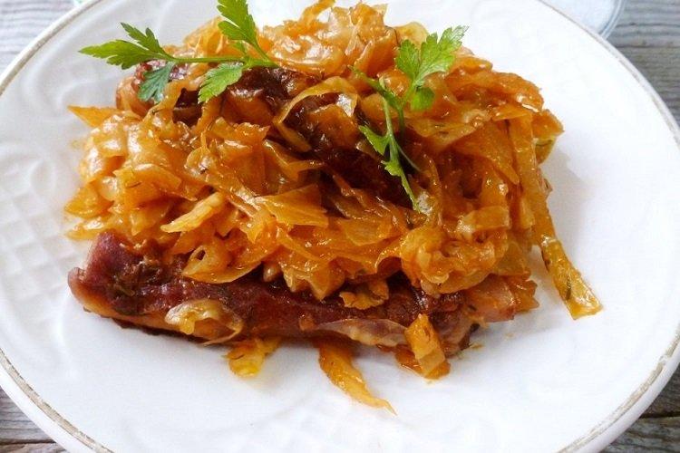 Тушеная капуста с копчеными ребрышками