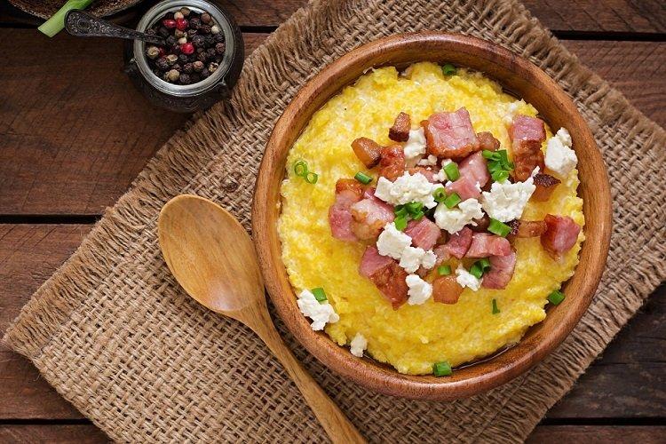 Кукурузная каша с ветчиной и фетой