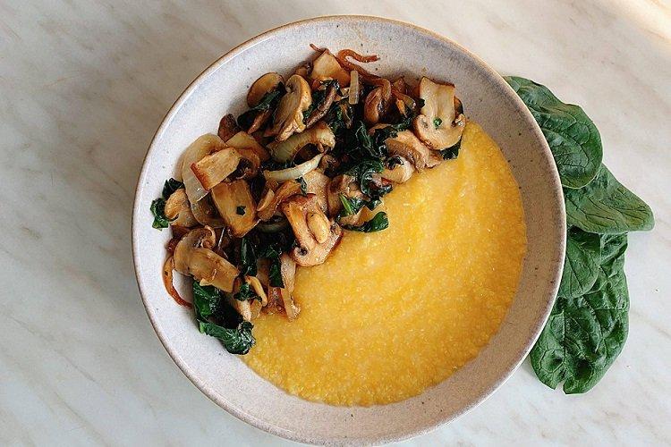 Кукурузная каша с грибами и шпинатом
