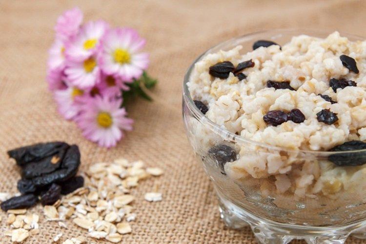 Овсяная каша с изюмом и черносливом