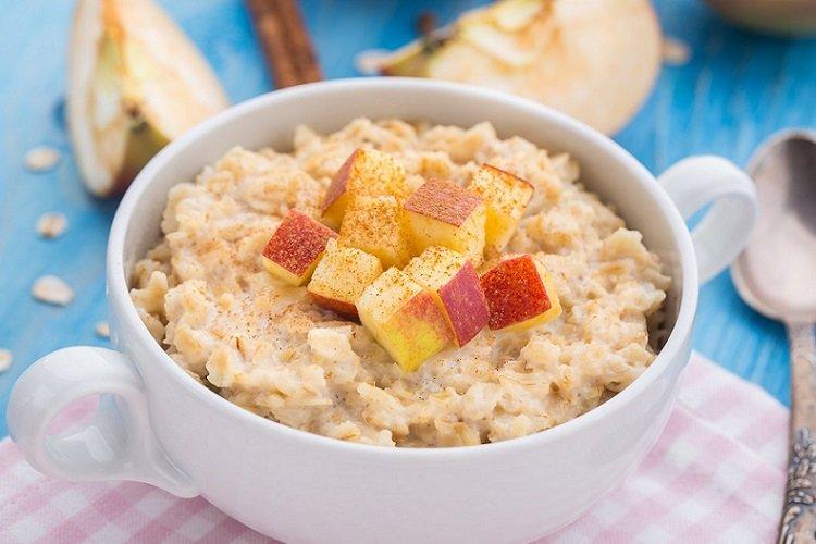 Быстрая овсяная каша с яблоком и корицей