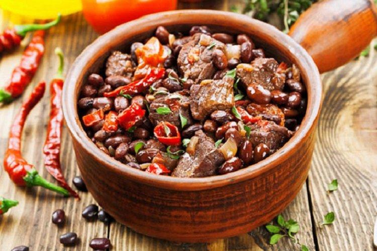 Тушеная говядина с фасолью