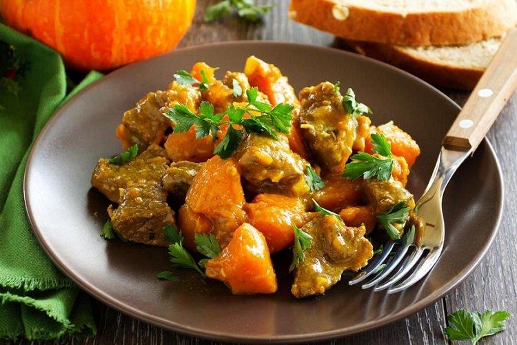 Тушеная говядина с карри и тыквой