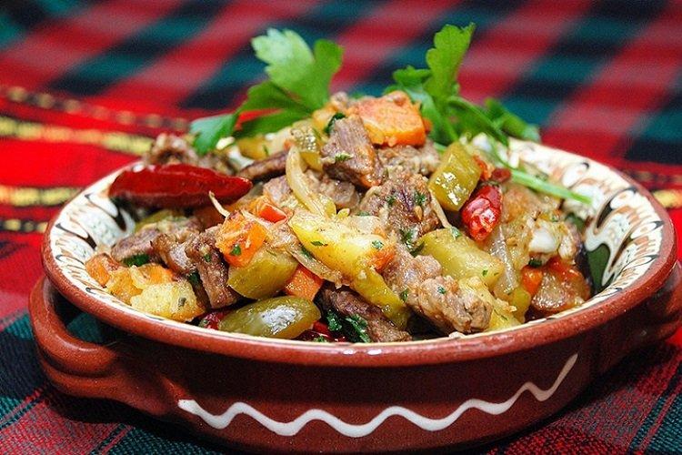 Говядина, тушенная с солеными огурцами