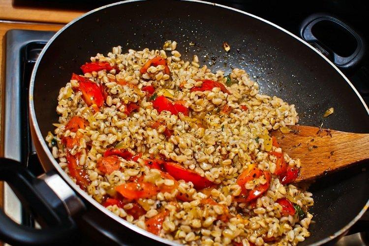 Каша из цельной пшеницы с помидорами и мятой