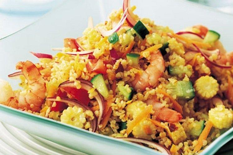 Пшеничная каша с креветками и овощами