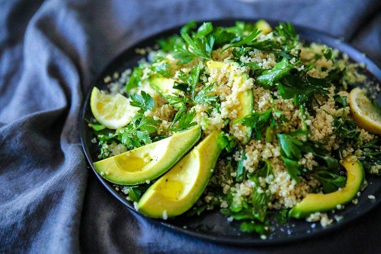 Пшеничная каша с авокадо и зеленью